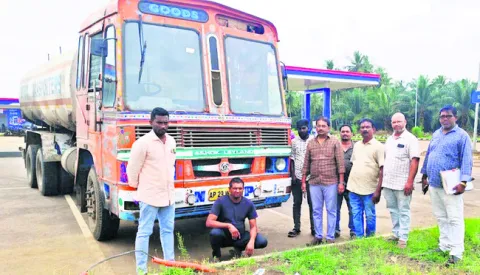డీజిల్‌ మాఫియా.. పట్టుబడ్డ ట్యాంకర్‌ 