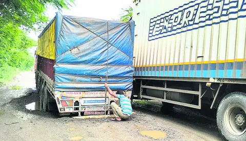 గుంత.. డ్రైవర్లకు చింత