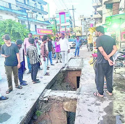 కూలిన నాలా.. తప్పిన ప్రమాదం