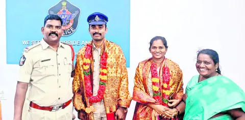 ఇద్దరు పోలీసులకు టీచర్‌ ఉద్యోగాలు 