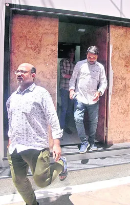 బంగారు దుకాణాల్లో ఐటీ సోదాలు 