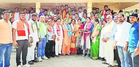 గ్రామాల్లో యూపీ అధికారుల సందడి