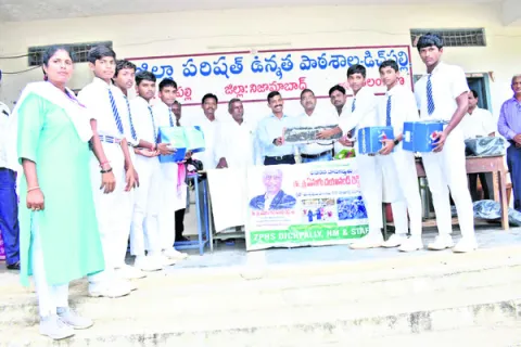 చదువుతో పాటు క్రీడల్లో రాణించాలి 