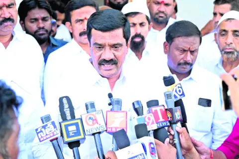బీజేపీ ఎంపీలు రాజీనామా చేయాలి 