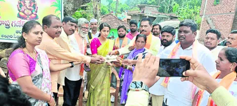 మృతుల కుటుంబాలకు ఆర్థిక సాయం
