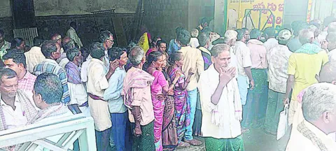 కొనసాగుతున్న యూరియా కష్టాలు 
