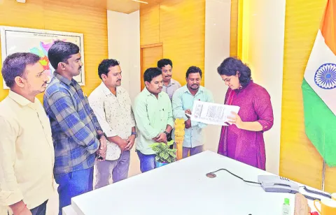 పని ఒత్తిడి తగ్గించాలంటూ  నోటీసుల అందజేత 