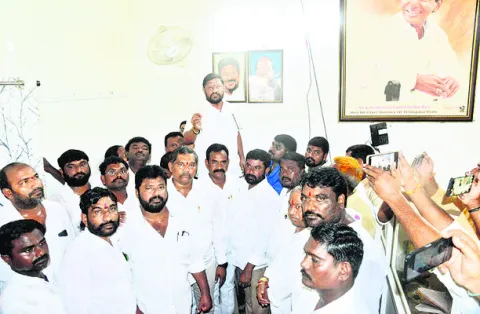 ఎమ్మెల్యే జగదీష్‌రెడ్డి క్యాంపు ఆఫీస్‌లో సీఎం ఫొటో