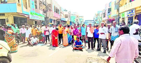 యూరియా కోసం రాస్తారోకో