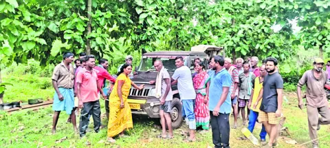 నేల పరీక్షలను అడ్డుకున్న దళిత రైతులు