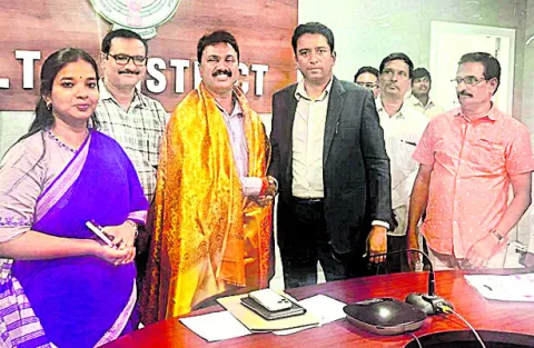 సమాచార శాఖ ఏడీకి కలెక్టర్‌ అభినందనలు 