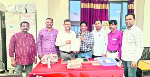 ఈ–డిస్ట్రిక్ట్‌ మేనేజర్‌  సస్పెన్షన్‌ 
