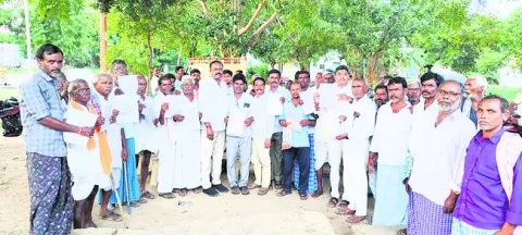 పేదల స్థలాలపై కన్ను..! 