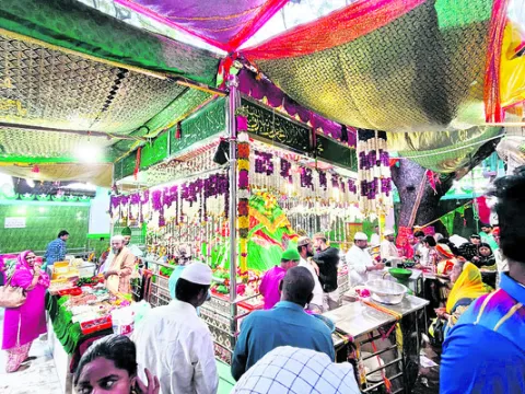 భక్తిశ్రద్ధలతో గంధం సమర్పణ 