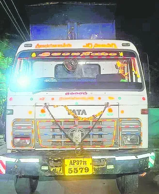 ఇసుక అక్రమ రవాణా అడ్డగింత
