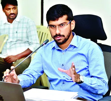 యూరియా సక్రమంగా పంపిణీ చేయాలి 