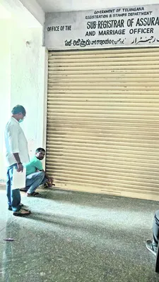 సబ్‌ రిజిస్ట్రార్‌ కార్యాలయానికి తాళం