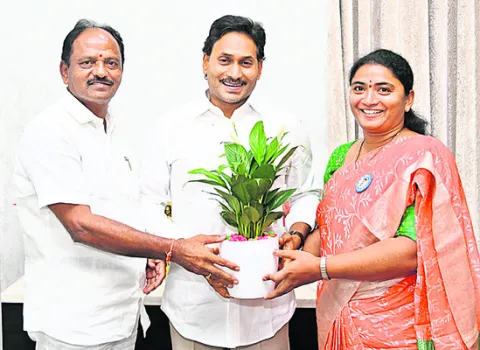 మాజీ సీఎం జగన్‌ను కలిసిన బూడి, అనురాధ 