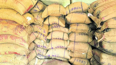 రేషన్‌షాపుల్లోనే దొడ్డుబియ్యం