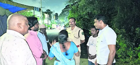 రెచ్చిపోతున్న చైన్‌ స్నాచర్లు 