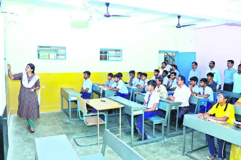చదువుతోనే ఉజ్వల భవిష్యత్‌
