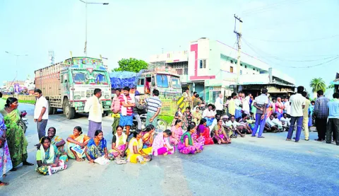 యూరియా కోసం రోడ్డెక్కిన రైతులు