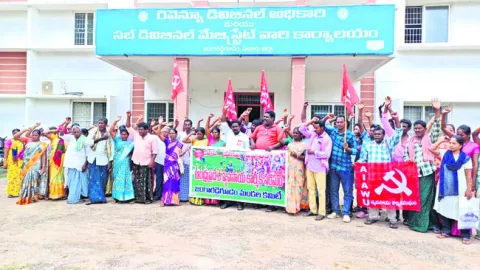 మిగులు భూముల్లో పోలీసుల జోక్యం వీడాలి 