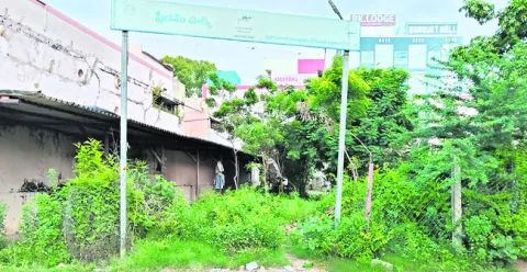 ఫ్రీడమ్‌ పార్కు.. ఆహ్లాదానికి దూరం