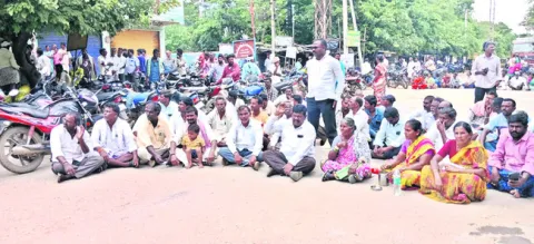 ఆగ్రహించిన అన్నదాతలు 