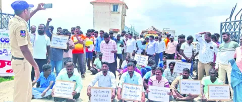 జూరాల వంతెనపై ఆందోళన 