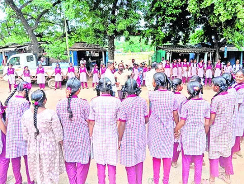 ఉపాధ్యాయుడిని నియమించాలని రోడ్డెక్కిన విద్యార్థినులు