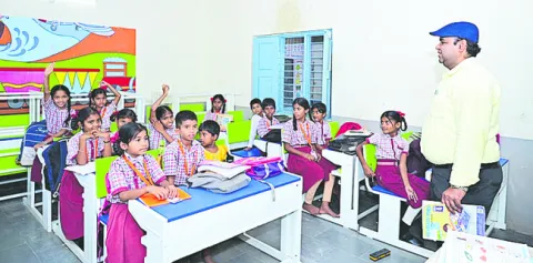 విద్యార్థుల్లో ప్రతిభను వెలికితీయాలి 