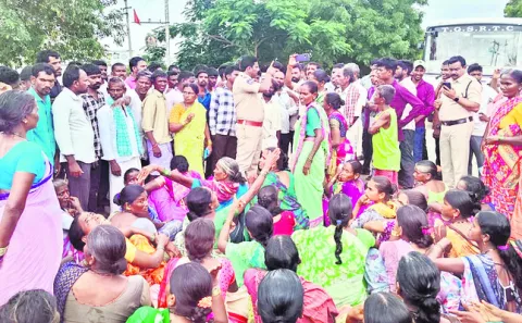 మా కూలీ మాకివ్వాలి 
