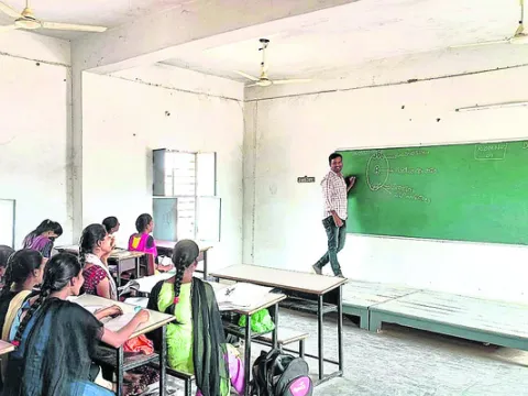 ఎనిమిది నెలలుగా జీతాల్లేవ్‌!