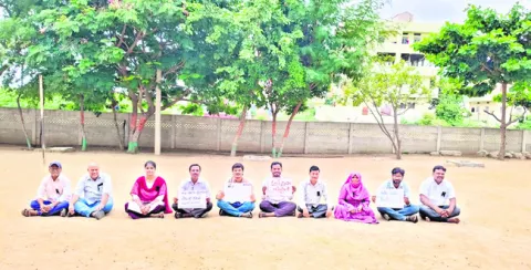 వేతనాల్లో కోత  విధించడం తగదు 
