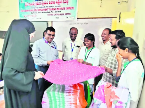 శిక్షణ పూర్తి చేసుకొని స్వయం ఉపాధి పొందాలి