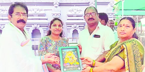 వాడపల్లి వెంకన్నకు రూ.2.4 లక్షల విరాళాలు