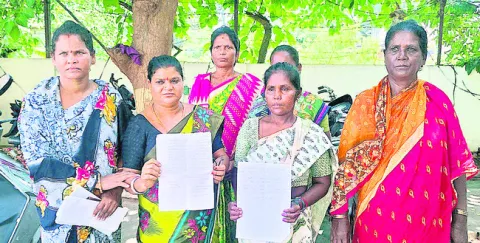పొదుపు సొమ్ము స్వాహా 