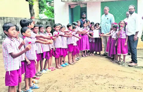 చిన్నారుల గాంధీగిరి!

