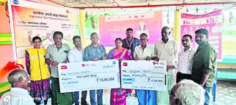 రూ.25లక్షల  పోస్టల్‌ బీమా చెక్కు
