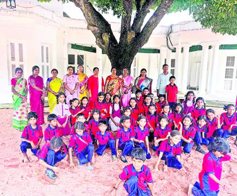రాష్ట్రపతి నిలయంలో గబ్బెట విద్యార్థులు