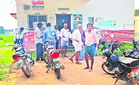 టీడీపీ గ్రూపు విభేదాలతో నిలిచిన యూరియా పంపిణీ 