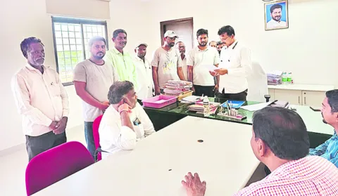 సెమీ స్కిల్డ్‌ కార్మికులుగా గుర్తించండి 