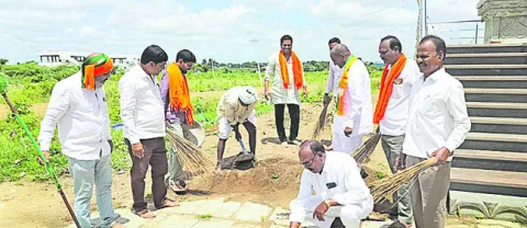 ఆలయ ఆవరణలో స్వచ్ఛ భారత్‌ 