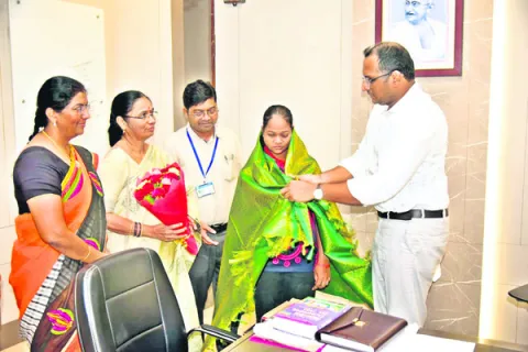 కరుణకుమారికి కలెక్టర్‌ అభినందన 