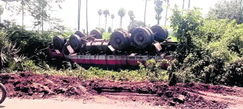 కెమికల్‌ లారీ బోల్తా