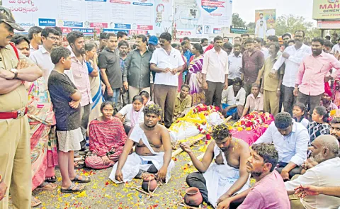 Protest on the road in Nellore with dead bodies