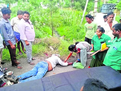 పాఠశాల వ్యాన్‌ ఢీకొట్టడంతో..