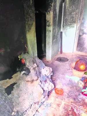షార్ట్‌ సర్క్యూట్‌తో సామగ్రి దగ్ధం