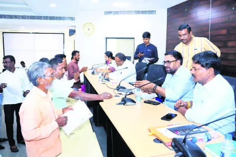 వినతులిచ్చి.. ఆదుకోవాలని కోరి..